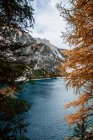 Herbstliche Aussichten auf den Pragser Lago in den Dolomiten — Stockfoto