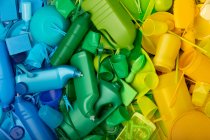 Sfondo di diverse confezioni di plastica colorata — Foto stock