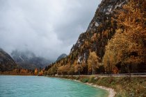 Paysage avec route le long du lac sur la saison d'automne à Dolomites, Italie — Photo de stock