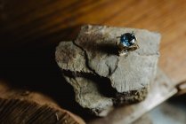 Вид збоку деталі кільця з дорогоцінним камінням — стокове фото