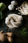 Vista superior de ingredientes variados para preparação de ramen saboroso colocado na cozinha — Fotografia de Stock