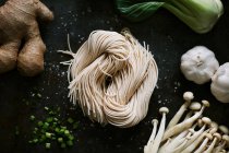 Vista superior de ingredientes variados para preparação de ramen saboroso colocado na cozinha — Fotografia de Stock