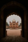 Exterior of Safdarjungs Tomb sandstone and marble mausoleum in New Delhi reflecting in water of fountain — Stock Photo