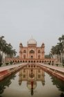 Exterior de Safdarjungs Tumba de arenisca y mausoleo de mármol en Nueva Delhi reflejándose en el agua de la fuente - foto de stock