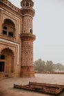Niedriger Winkel des alten Safdarjung-Mausoleums mit Zierelementen und Bogenfenstern in Neu Delhi — Stockfoto