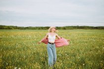 Felice giovane femmina in piedi in prato in estate — Foto stock