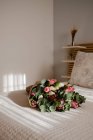 Increíble ramo de tulipanes en la cama en una habitación luminosa y soleada para San Valentín - foto de stock