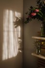 Дивовижний букет тюльпанів і прикраси близько до ліжка в світлій і сонячній кімнаті — стокове фото