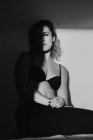 Scatto in bianco e nero di una bella donna sensuale che gioca tra luce e ombra in lingerie — Foto stock
