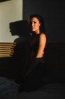 Sinnliche hübsche Frau spielt in Dessous zwischen Licht und Schatten — Stockfoto