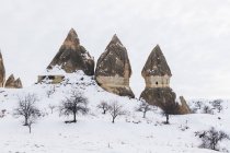 Dall'alto strada sterrata contro la collina innevata con famosi pilastri con punte a forma di lancia affilate nel parco nazionale in Turchia — Foto stock
