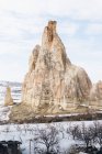 De dessus chemin de terre contre colline enneigée avec des piliers célèbres avec pointes en forme de lance pointues dans le parc national en Turquie — Photo de stock