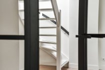 Salón de escaleras de lujo de diseño especial en una casa elegante - foto de stock