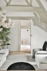 Helles Wohnzimmer in einem modernen Luxushaus — Stockfoto