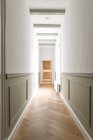 Um longo corredor vazio projetado em estilo minimalista — Fotografia de Stock