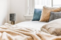 Interior del dormitorio con cama elegante y almohadas - foto de stock