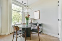 Роскошный и красивый дизайн интерьера столовой — стоковое фото