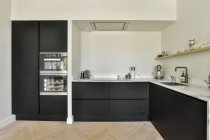 Bela e espaçosa cozinha em uma casa elegante — Fotografia de Stock