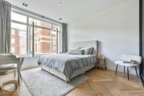 Dormitorio de lujo de casa en hermoso diseño - foto de stock