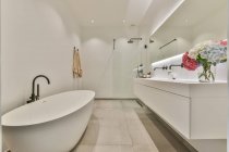 Design de interiores de luxo de um banheiro com paredes brancas — Fotografia de Stock