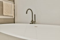 Bellissimo bagno con una grande vasca e pareti bianche — Foto stock