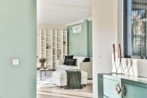 Séjour lumineux dans une maison de luxe moderne — Photo de stock