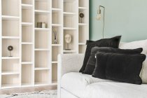 Salon élégant et spacieux avec de beaux meubles — Photo de stock
