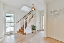 Salle d'escalier de luxe de conception spéciale dans une maison élégante — Photo de stock