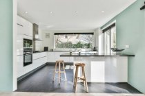 Innenraum einer schönen Küche eines Elitehauses — Stockfoto