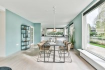 Moderna sala da pranzo in una casa di lusso con design individuale — Foto stock