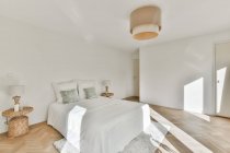 Роскошная спальня дома в красивом дизайне — стоковое фото
