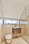 Інтер'єр маленької чистої ванної в мініатюрному стилі — стокове фото