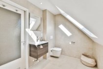 Design de interiores de luxo de um banheiro com paredes de mármore — Fotografia de Stock