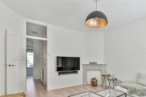 Luxus-Interieur und schönes Wohnzimmer mit Smart-TV — Stockfoto