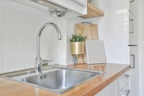 Gros plan de l'évier élégant dans la cuisine de luxe — Photo de stock