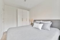 Hermoso diseño interior de dormitorio moderno y acogedor - foto de stock