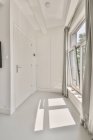 Длинный пустой коридор, оформленный в минималистическом стиле — стоковое фото