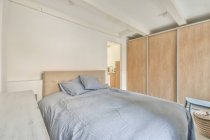 Интерьер уютной и светлой спальни с красивым декором — стоковое фото