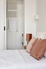 Розкішна спальня будинку в красивому дизайні — стокове фото