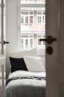 Vue de la porte sur un canapé avec oreillers — Photo de stock