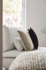 Vista laterale di un divano con cuscini — Foto stock
