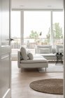 Blick von der Tür in ein Wohnzimmer mit stilvollem Sofa — Stockfoto