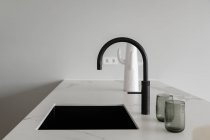Primo piano di elegante lavello in cucina di lusso — Foto stock