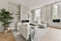 Gemütliches Wohnzimmer mit Kamin in der Wohnung — Stockfoto
