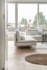 Bellissimo ed elegante divano in soggiorno — Foto stock