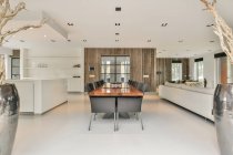 Salle à manger moderne dans une maison de luxe avec un design individuel — Photo de stock
