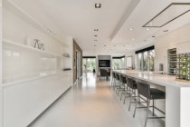 Elegante e spaziosa sala da pranzo con splendidi mobili — Foto stock
