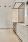 Gemütliche Küchenecke mit in einem geräumigen Haus — Stockfoto