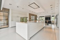 Helle Küche mit Luxuskücheninsel im eleganten Haus — Stockfoto