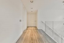 Un lungo corridoio vuoto progettato in stile minimalista — Foto stock